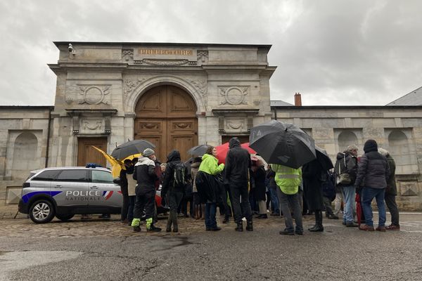 La Confédération paysanne manifeste devant la Préfecture du Doubs, le 7 décembre 2024.