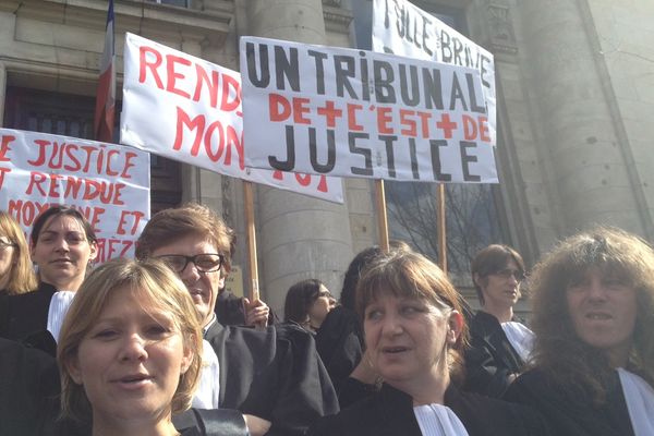 Les avocats se se sont mobilisés pour le maintien des tribunaux de Brive et Tulle, vendredi 8 mars 2013