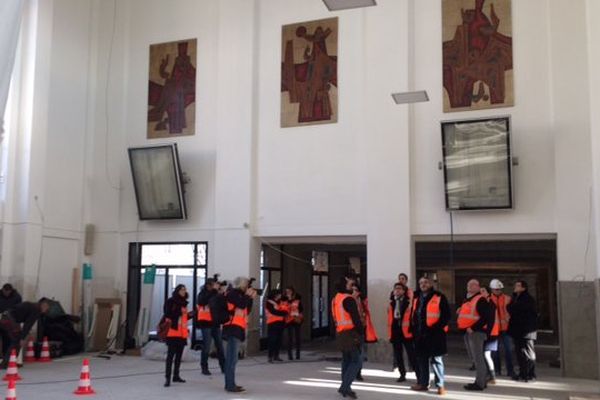 Élus et responsables de la SNCF visitaient le hall d'entrée de la gare, le 21 décembre, pour se rendre compte de l'avancée des travaux.