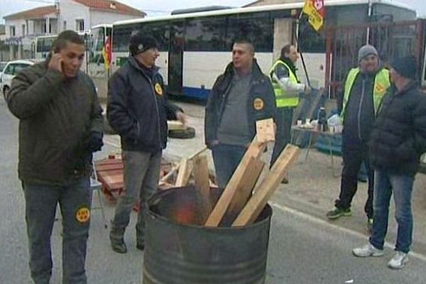 Elne (Pyrénées-Orientales) - Les salariés de Ponsaty bloquent le dépôt de cars - 10 décembre 2013.