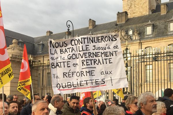 Plusieurs milliers de personnes ont défilé contre la réforme des retraites mardi 17 décembre 2019 à Dijon 