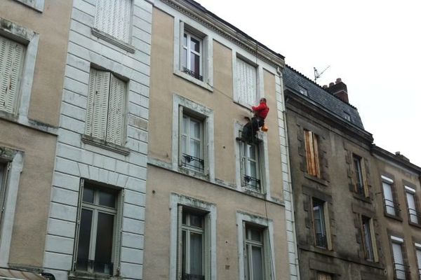 alpinistes urbains à Limoges: intervention sur une façade d'immeuble, 6 novembre 2013