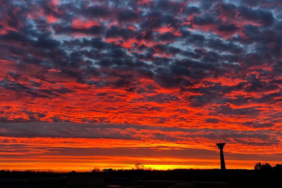 PHOTOS – Un ciel de feu au lever du soleil sur Montpellier et sa région