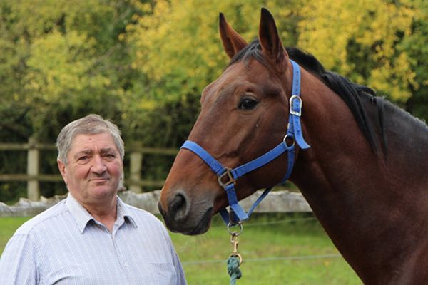 Jacques Enos pose avec Chic Morainville.