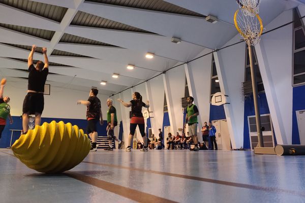 Le cardiogoal se dispute à quatre contre quatre sur un terrain de basket