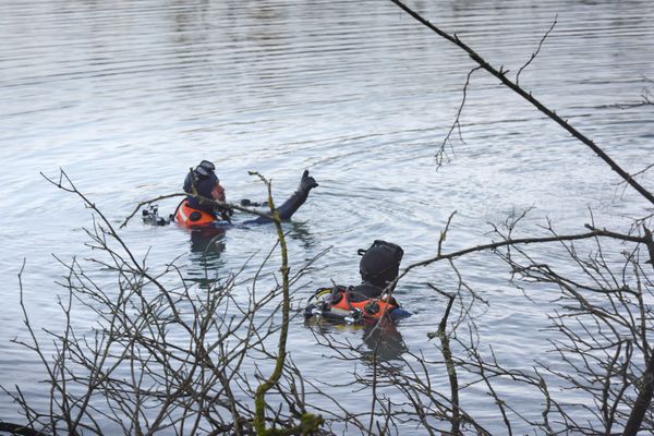 Sapeurs pompiers plongeurs en intervention dans un plan d'eau, en décembre 2020