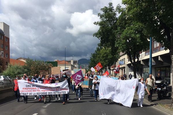 A Clermont-Ferrand, une manifestation est organisée devant l'Agence Régionale de Santé a été organisée par des personnels hospitaliers à 11 heures mardi 16 juin.