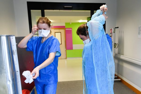 Deux soignantes du service de réanimation du CHU de Nantes ôtent leurs masques et leurs blouses de protection. 10 avril 2020.