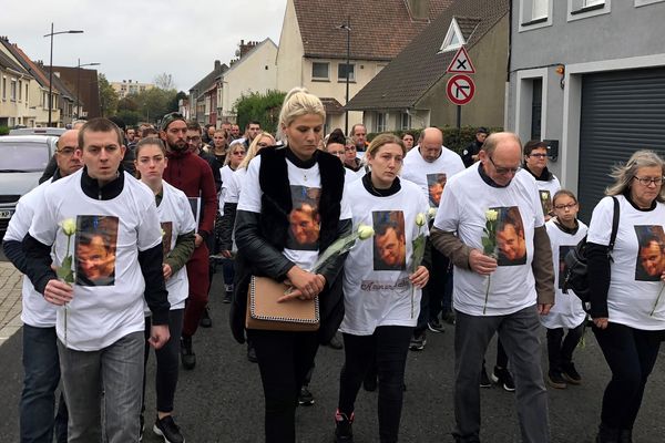 Une centaine de personnes ont marché en silence, ce jeudi 18 octobre entre Boulogne et Wimille, en hommage à Sébastien Pierru, tué le 6 octobre dernier. 