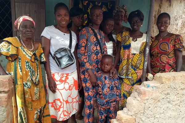 La veille de leur départ pour la France, Nelly-Franceline et ses quatre enfants, entourés de leur famille.