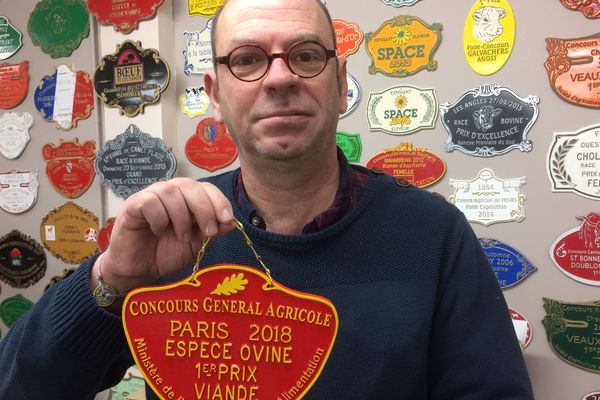 Gérard Doutre le patron de La Fonderie Doutre au Lion d'Angers qui fournira les plaques des concours du prochain Salon International de l'Agriculture