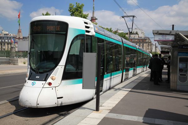 Les bus et les trams s'arrêtent à 21h jusqu'à nouvel ordre selon la présidente de la Région Île-de-France.