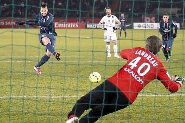  L'attaquant parisien Ibrahimovic face au portier bastiais Landreau 