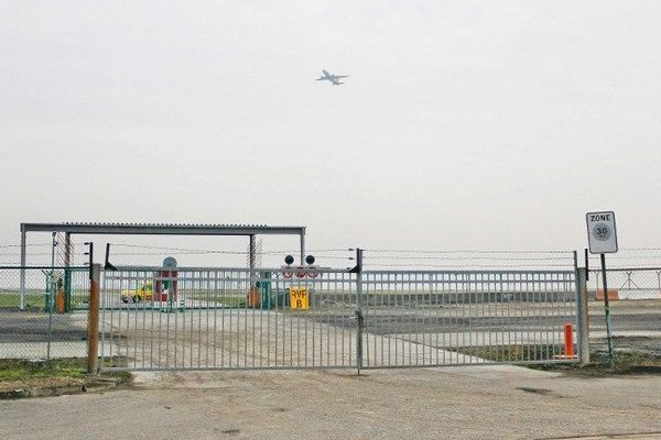 Les braqueurs ont réussi à franchir les grillages qui protègent le tarmac de l'aéroport de Bruxelles.