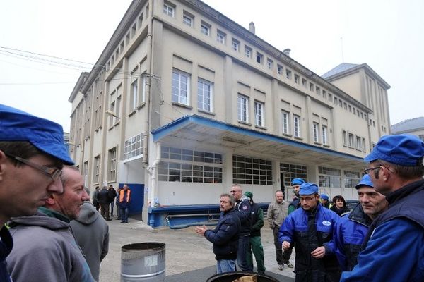 Les salariés de l'usine Candia au Lude devant leur usine ce vendredi matin