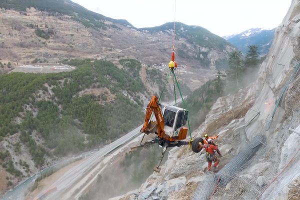 Des cordistes interviennent chaque jour pour sécuriser la falaise de La Praz (Savoie) après l'immense éboulement survenu en août 2023.