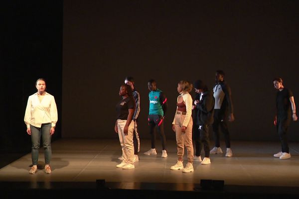 Des jeunes pudiques dans leurs baskets blanches qui laissent tomber leurs pudeurs pour exprimer leur parcours de vie, leurs plaisirs et leurs souffrances.