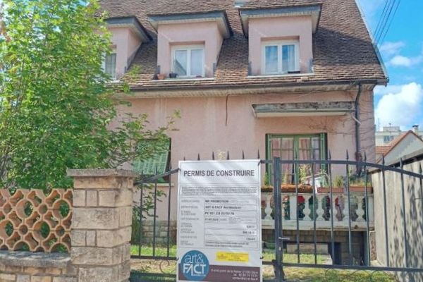 La maison d'Arlette s'est retrouvée avec un permis de construire placardé sur les grilles