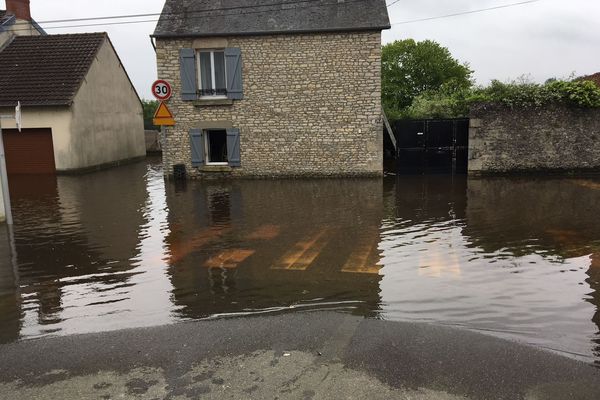 Alençon, la rue de l'Eglise sous les eaux