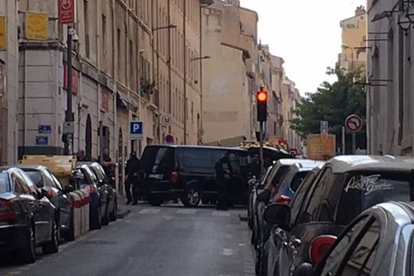 La rue Sainte bloquée par la police