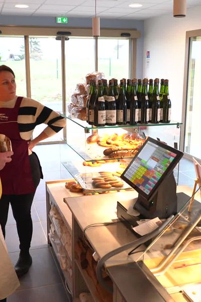 Au premier plan, Anthony, le nouveau boulanger dans sa boutique flambant neuve.