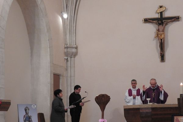 En Aveyron, les messes 2.0 sont retransmises depuis la chapelle de l'évêché et célébrées par Mgr François Fonlupt.