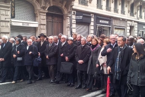 Entourant les élus locaux, P. Cohen, M. Malvy et P. Izard, des représentants de toutes les religions et des citoyens venus de Toulouse et d'ailleurs