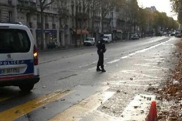 Le boulevard Ornano bouclé dans le 18ème arrondissement de Paris, le 17 novembre 2015.