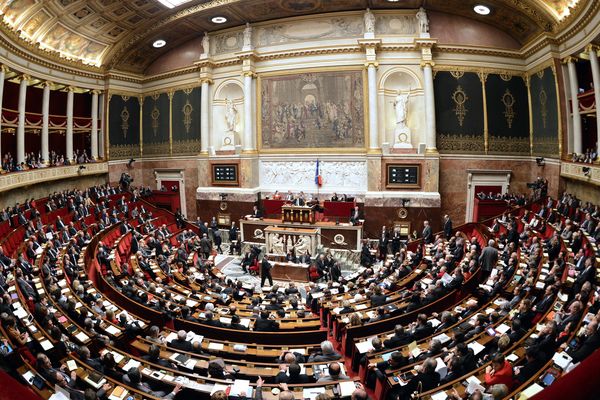 Quelles sont, selon vous, les mesures prioritaires pour moraliser la vie publique ? Emploi, éducation, santé, insécurité, impôts, service public… Qu’attendez-vous de votre futur(e) député(e) ? Mercredi 31 mai, vous avez la parole. Deux Facebook live seront proposés sur le compte Facebook de France 3 Auvergne. Vous pouvez également poser vos questions via le formulaire ci-dessous.