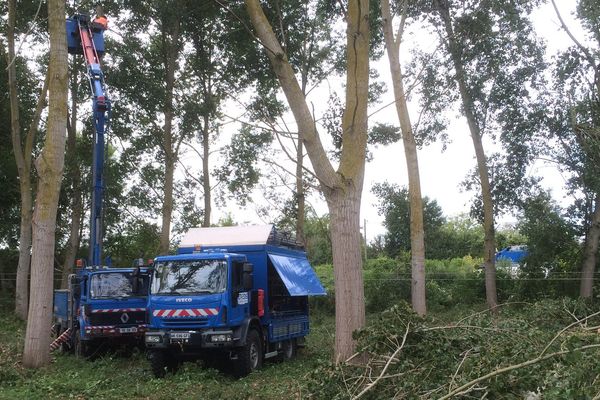 Les équipes d'Enedie travaillent au rétablissement des lignes en Maine-et-Loire, le 14 septembre 2016