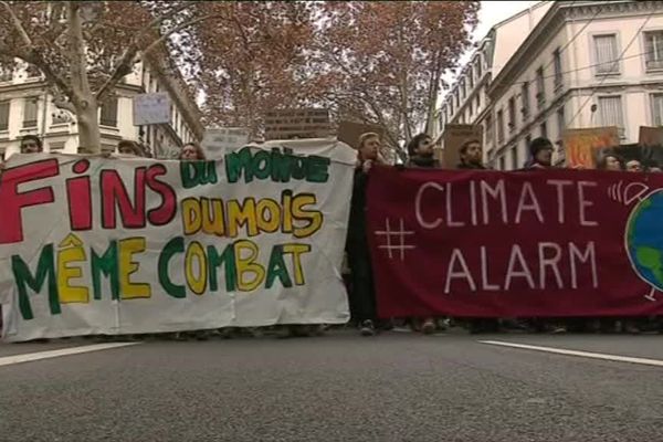 La très forte mobilisation des citoyens autour de la justice sociale et de l'environnement pousse les élus à agir.