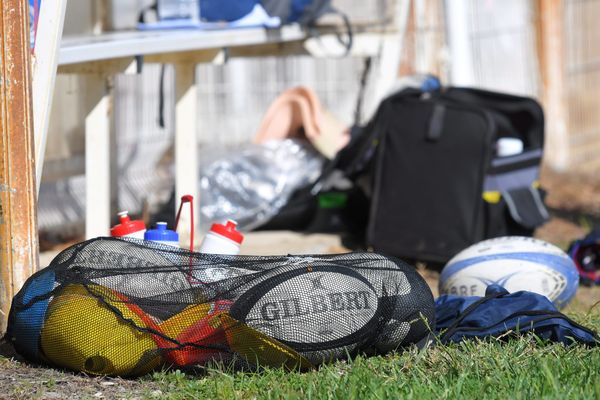 Les compétitions de rugby amateur vont devoir laisser leurs ballons aux vestiaires durant les deux prochains mois.