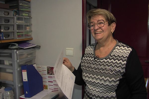 Martine Gelloz tient en main son certificat de vie, établi par le maire de sa commune.