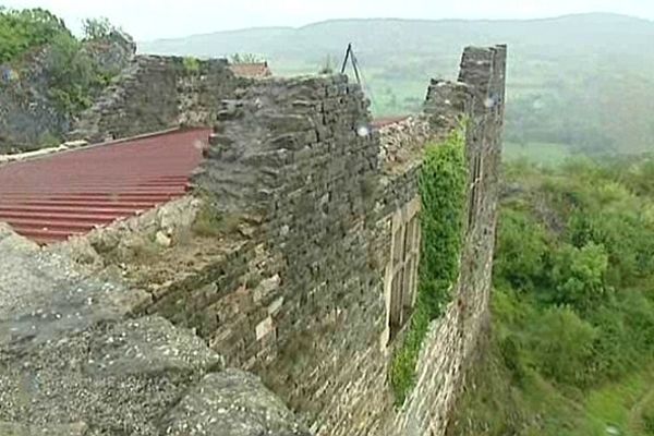 Depuis bientôt 30 ans, des bénévoles ont entrepris de restaurer le château fort de Mâlain, situé à une vingtaine de kilomètres de Dijon. 