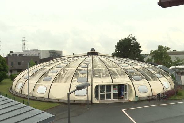 L'extérieur de la piscine tournesol d'Hellemmes. L'entretien de ces piscines est le point noir. C'est pour cette raison que plusieurs d'entre-elles ont été rasées.