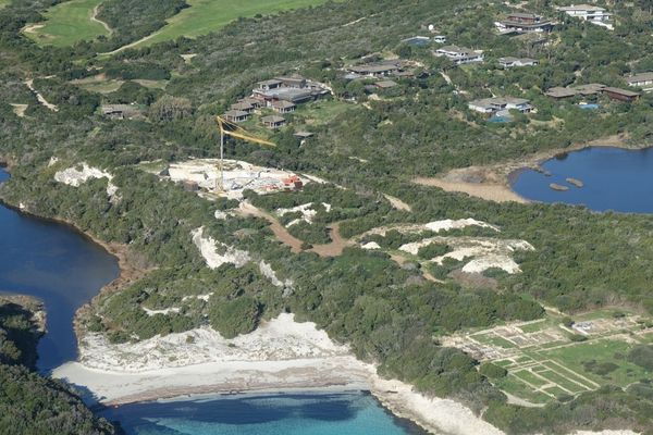 A Bonifacio, une chantier est en cours entre les étangs de Sperone et Piantarella, zone classée espace remarquable. Une aberration pour l'association de défense de l'environnement U Levante. 