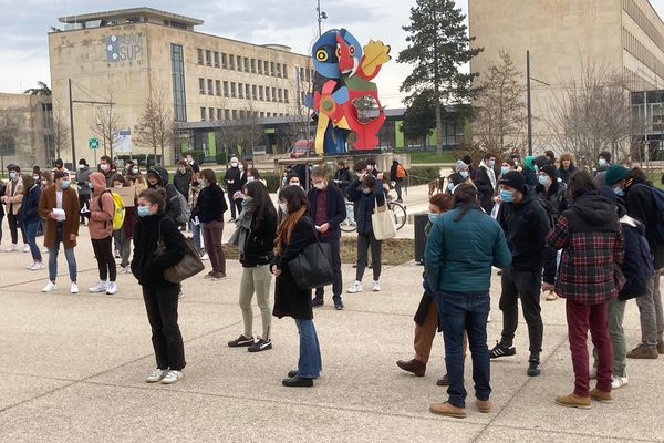 Près de deux cents étudiants se sont réunis sur l'esplanade Erasme, au cœur du campus de l'université de Bourgogne à Dijon. 