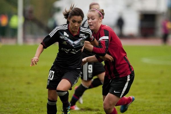 Louisa Necib (Olympique Lyonnais) aux prises avec Heidi Kivelä (PK-35 Vantaa) - 26/09/12