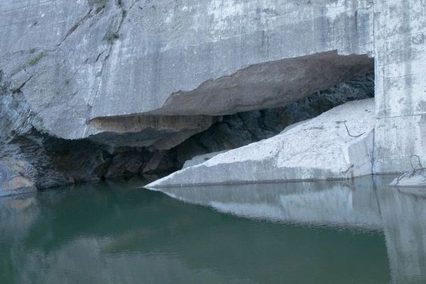 Les vestiges du barrage victime des eaux après l'effondrement d'un imposant bloc de béton.