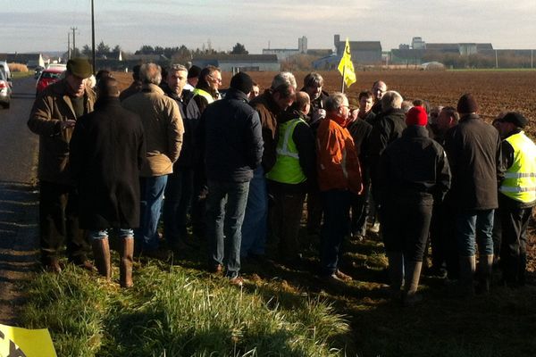 Des agriculteurs manifestants discutent avec le député Jean-Marie Beffara, à Reignac-sur-Indre, le 19 février 2016.