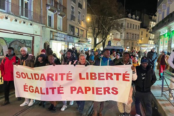 Des centaines de personnes se sont rassemblées ce lundi soir à Grenoble pour demander le retrait de la loi immigration - 19 décembre 2023