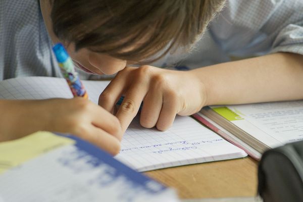 Ils sont graphothérapeutes et soignent les troubles de l’écriture. Ils corrigent les mauvais gestes et permettent aux enfants, voire aux adultes, de retrouver confiance en eux. 