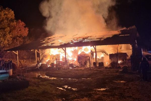 Le feu a pris dans la nuit. 500 ballots de foin ont été  détruits dans un hangar au lieu-dit Prat Albert à Pomas dans l'Aude.