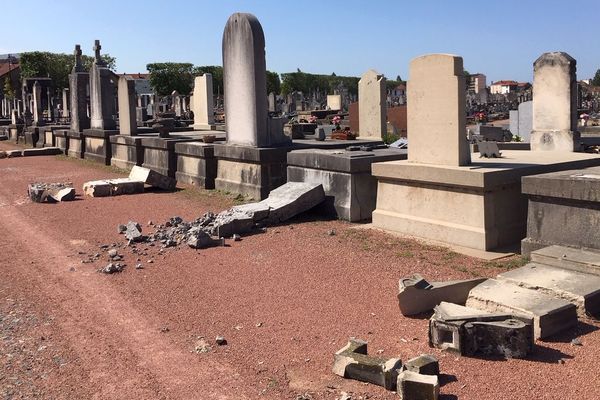 A Roanne, la mairie est à la recherche des propriétaires des 220 stèles endommagées par une mini-tempête