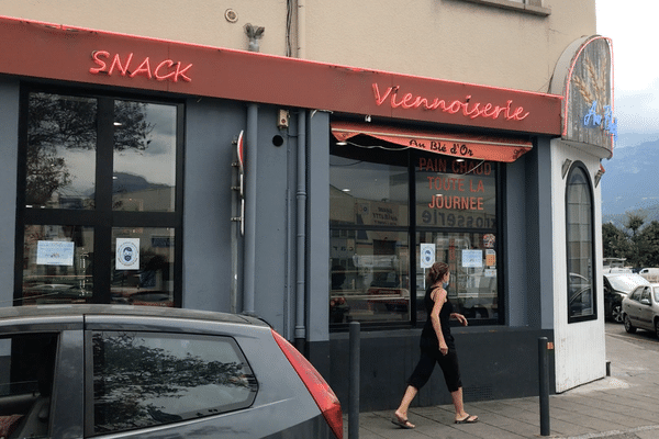 La boulangerie devant laquelle a eu lieu le meurtre ce dimanche matin vers 6 h 15