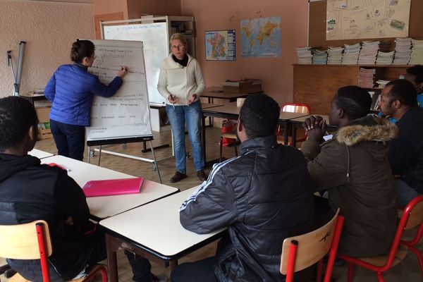 les cours d'alphabétisation sont assuré par des bénévoles au centre d'accueil et d'orientation de Saint-Beauzire en Haute-Loire