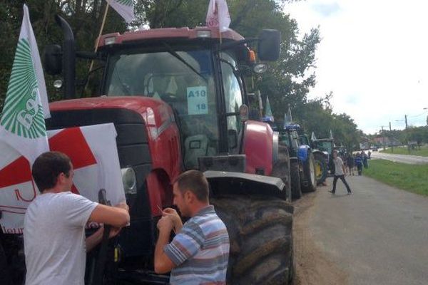 Une vingtaine de tracteurs est arrivée en fin de matinée au rond-point d'Argent-sur-Sauldre en vue d'un pique nique sur le parking. Ils feront une halte à Artenay ce soir dans le Loiret. Avant de rejoindre Paris jeudi.