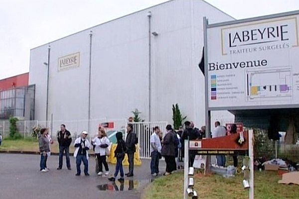 Castelsarrasin (Tarn-et-Garonne) -  Les Spanghero devant l'entrée de l'usine Labeyrie avec les forces de l'ordre - 10 juin 2013.