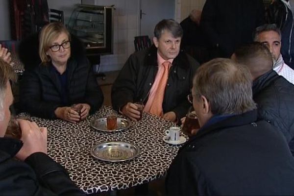 Marie-Louise Fort, maire de Sens (à g.) et le préfet de l'Yonne, M.Jean-Christophe Moraud (à d.), en visite dans un bar aux Champs Plaisants