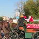 Le Père Noël arrivant dans le quartier des Izards à Toulouse.